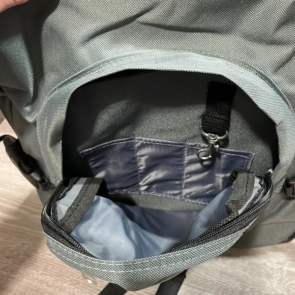 NWT Everest Gray Backpack with Black Details - Picture 7 of 11